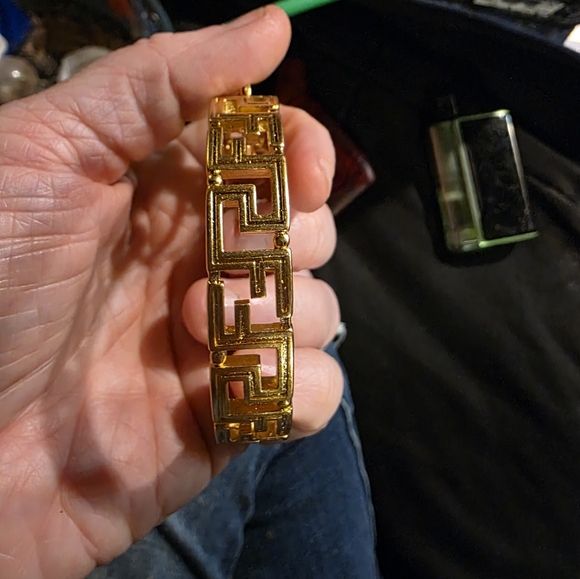 USED....FENDACE Gold Medusa BIG hoop earrings. - Picture 4 of 11